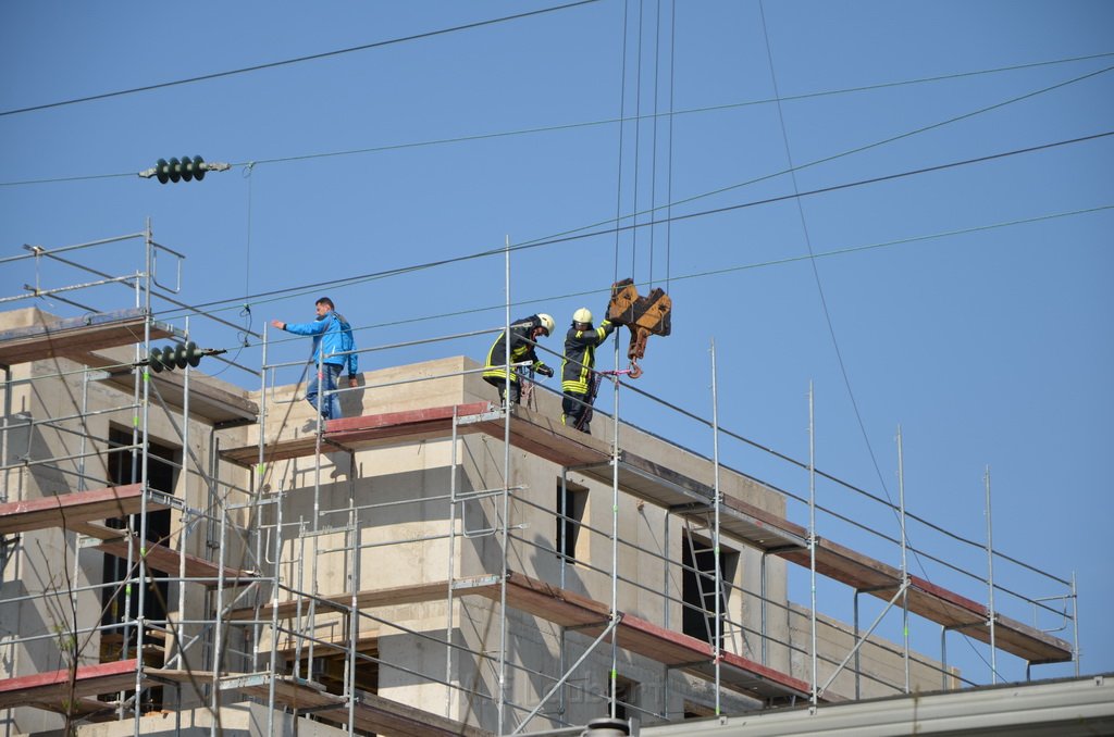 Einsatz BF Koeln Kran beruehrt Oberleitung DB Koeln Gremberg Taunusstr P149.JPG